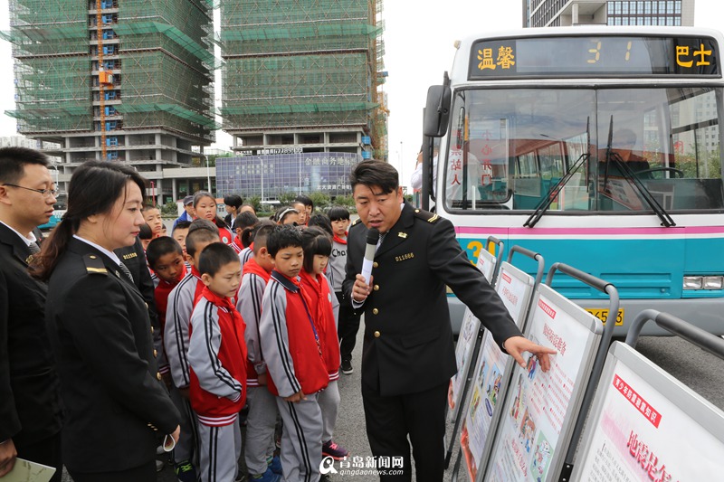 "地震體驗(yàn)公交車"亮相青島為國內(nèi)首輛