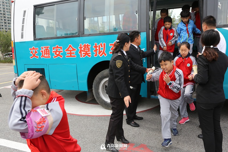 "地震體驗(yàn)公交車"亮相青島為國內(nèi)首輛