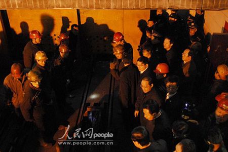 山西省省委書記張寶順（右列下一）、省長王君（右列下二）在井口焦急等候礦工升井。（人民網(wǎng)記者鮑丹 攝）