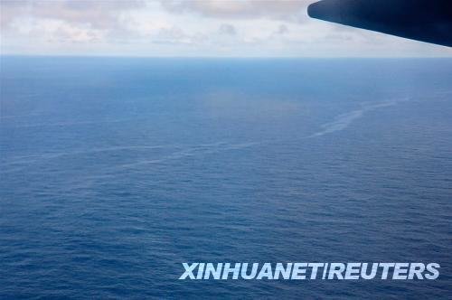 這張巴西空軍6月2日在大西洋海域拍攝的照片顯示的是據(jù)信為法航失蹤客機航空燃油的漂浮帶。法國軍方發(fā)言人普拉聚克3日在巴黎接受媒體采訪時表示，經(jīng)過法方勘測，巴西空軍2日在大西洋海域發(fā)現(xiàn)的飛機殘骸已被確認為法航失蹤客機殘骸。新華社/路透