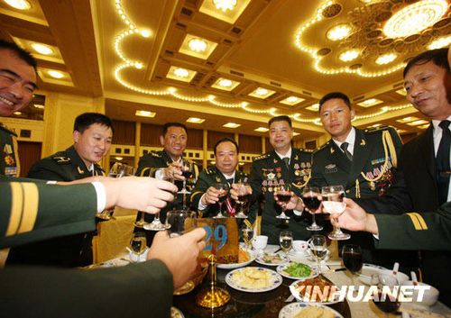 這是出席招待會的解放軍和武警部隊(duì)的英模代表舉杯共慶建軍節(jié)。新華社記者王建民攝