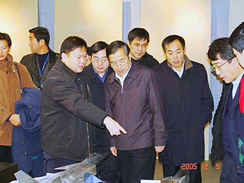 2005年底，上級領(lǐng)導(dǎo)視察沈飛，左下角即為新型戰(zhàn)機(jī)模型(來源：國防科工委網(wǎng)站)