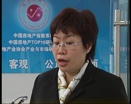 中國指數(shù)研究院副院長黃瑜稱，土地本來就稀缺資源，如果是土地供應(yīng)量減少，那么要的人又多，供給和需求不是很對稱，對價(jià)格肯定會(huì)起一定的帶動(dòng)作用。