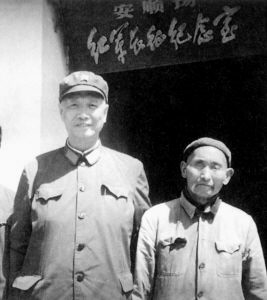 1981年3月，張震重返安順場，與當年紅軍搶渡大渡河時的老船工合影。（資料圖片）