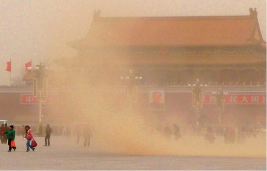 天安門廣場塵土飛揚。圖/CFP