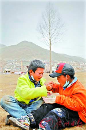 福利院孩子們通常是兩個人同吃一碗飯，這樣互相喂飯的友愛場景經(jīng)?？梢?。