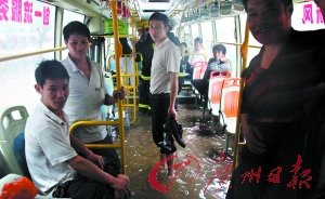 公交車內(nèi)都浸滿水。記者 曹景榮 攝