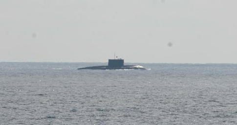 日本軍方公開(kāi)的4月10日出現(xiàn)在沖繩本島與宮古島之間的公海上水面狀態(tài)行駛的中國(guó)海軍基洛級(jí)潛艇照片。