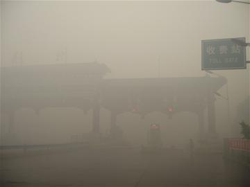 村民燒秸桿致湖北多地百余輛汽車(chē)相撞(組圖)