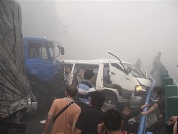 村民燒秸桿致湖北多地百余輛汽車(chē)相撞(組圖)