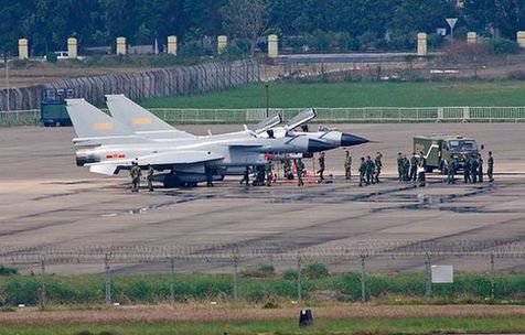兩架殲-10戰(zhàn)機(jī)降落珠海機(jī)場。