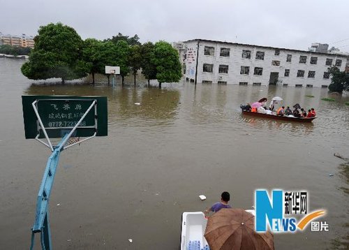 組圖：廣西來賓一中學600多名學生被大水圍困