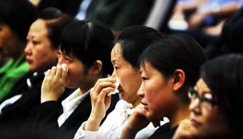 警示教育會(huì)現(xiàn)場(chǎng)上，不少市民聽(tīng)得熱淚盈眶。圖片來(lái)源：重慶晚報(bào)