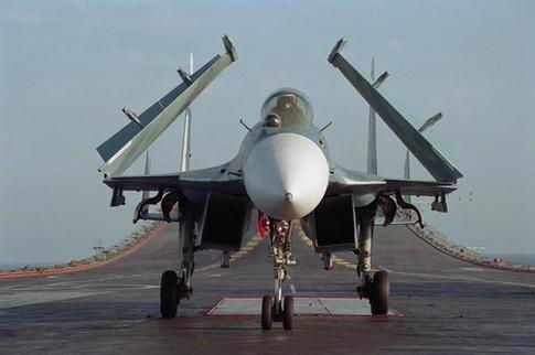蘇-33型艦載戰(zhàn)斗機機翼外段和平尾可折疊。