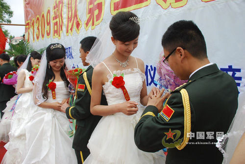 沈陽(yáng)軍區(qū)提倡為官兵舉辦集體婚禮。