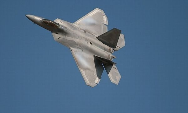 F-22進(jìn)行飛行表演。