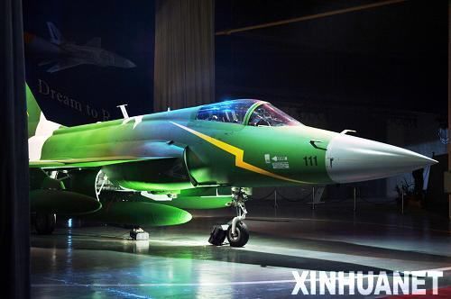 11月23日，在巴基斯坦旁遮普省的卡姆拉，梟龍（JF-17）飛機(jī)亮相下線儀式。當(dāng)日，首架在巴基斯坦境內(nèi)制造的梟龍（JF-17）飛機(jī)在距巴首都伊斯蘭堡西北約60公里的巴基斯坦飛機(jī)制造廠成功下線。梟龍飛機(jī)是中巴聯(lián)合投資研發(fā)的先進(jìn)多用途輕型戰(zhàn)斗機(jī)，是兩國重要的合作項(xiàng)目。新華社記者李敬臣攝