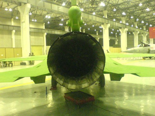 目前梟龍戰(zhàn)機(jī)裝備俄制RD-93發(fā)動(dòng)機(jī)。