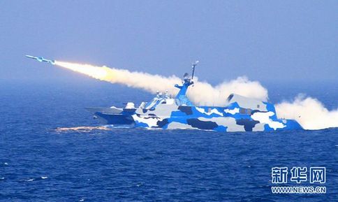 新型導(dǎo)彈艇在演練中對海上目標(biāo)發(fā)射反艦導(dǎo)彈。