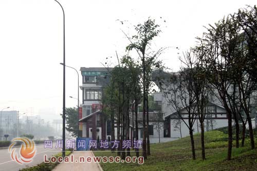 最牛違法建筑，將國企大門堵死。