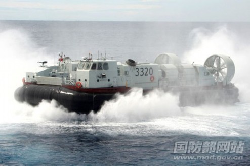 氣墊艇離開(kāi)母艦，首次駛向深藍(lán)。特約記者 鐘魁潤(rùn) 攝