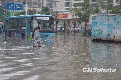 強暴雨襲擊引發(fā)嚴(yán)重內(nèi)澇 百余城市一度進(jìn)水