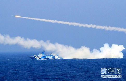 7月初，由海軍東海艦隊(duì)數(shù)十艘艦艇和十余架戰(zhàn)機(jī)組成的大型?？站庩?duì)，在東海某海域進(jìn)行?？諏?shí)兵實(shí)彈演練。圖為新型導(dǎo)彈艇發(fā)射導(dǎo)彈時(shí)的壯觀情景。 新華社記者 查春明 攝