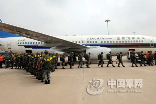 7月27日，濟(jì)南軍區(qū)某集團(tuán)軍在新鄭國(guó)際機(jī)場(chǎng)，舉行了一次帶有實(shí)戰(zhàn)背景的航空輸送兵力演練。