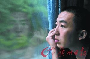 昨天凌晨4時(shí)，許霆從床鋪起來坐在窗邊直到天明。