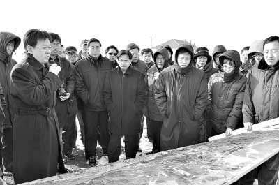 2010年1月，渤海海峽跨海通道課題組成員和國(guó)家發(fā)改委、交通運(yùn)輸部、鐵道部等國(guó)家部委研究人員共同到蓬萊考察、調(diào)研工程線(xiàn)路、登陸地點(diǎn)。左二為蓬萊市市長(zhǎng)張代令，左七為渤海海峽跨海通道課題組副組長(zhǎng)、魯東大學(xué)副校長(zhǎng)、環(huán)渤海發(fā)展研究中心主任柳新華教授。資料照片