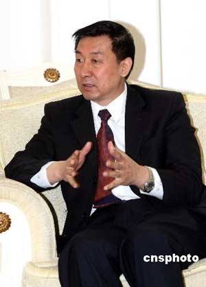 三月二十六日，國家質(zhì)量監(jiān)督檢驗檢疫總局局長王勇在接見香港食物及衛(wèi)生局局長周一岳一行時坦言，隨著人們對食品安全關(guān)注度的提高，及各國在這方面標(biāo)準(zhǔn)的不統(tǒng)一等等原因，世界各國現(xiàn)在都面臨著食品、農(nóng)產(chǎn)品安全的現(xiàn)實挑戰(zhàn)。2月28日，中國出臺的食品安全法，使食品安全在制度上有了保證。 中新社發(fā) 王麗南 攝 