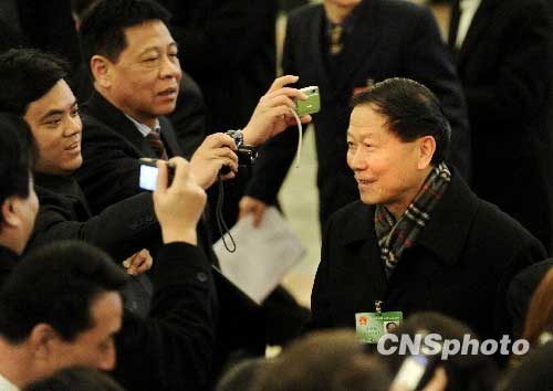 3月5日，第十一屆全國(guó)人民代表大會(huì)第三次會(huì)議在北京召開(kāi)。國(guó)務(wù)院國(guó)資委主任李榮融進(jìn)入大會(huì)堂不但受到記者追訪(fǎng)，而且還受到與會(huì)代表和委員追拍。 中新社發(fā) 廖攀 攝