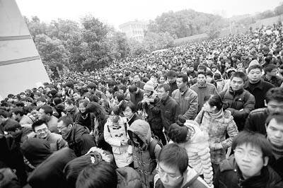 2009 年11月29日，在湖北武漢華中科技大學(xué)考點(diǎn)，考生們走進(jìn)考場。當(dāng)天，2010年度中央機(jī)關(guān)及其直屬機(jī)構(gòu)公務(wù)員錄用考試公共科目筆試在全國31個考區(qū)的44個城市的800多個考點(diǎn)同步開考，有近百萬人參加考試。 王瀟瀟/CFP 