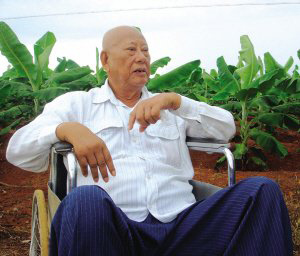 陳光保在自己的農(nóng)場里，他身后就是一片香蕉林(中青報蔣昕捷供圖)