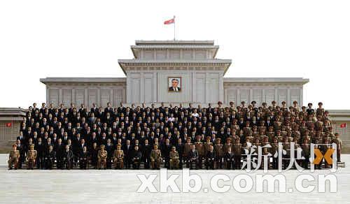 朝中社9月30日發(fā)布了金正日與朝鮮新領(lǐng)導(dǎo)機(jī)構(gòu)其他成員合影留念的照片，外媒指稱紅圈中者就是“金的兒子”金正銀。 新華社發(fā)
