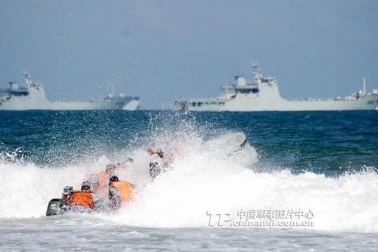 海軍陸戰(zhàn)隊某旅在惡劣海況下與登陸艦配合進行裝卸載訓(xùn)練。宋春偉 攝影報道