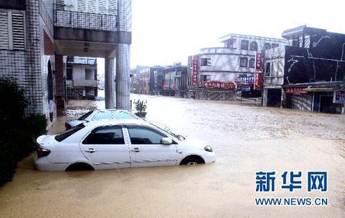 10月21日，洪水將臺(tái)灣宜蘭縣蘇澳地區(qū)街道淹沒。新華社發(fā)