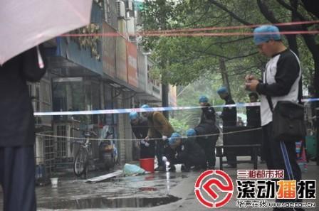 刑警正在現(xiàn)場勘驗(yàn)。  實(shí)習(xí)記者 傅聰 攝