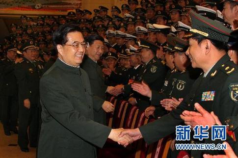 11月2日，中共中央總書記、國家主席、中央軍委主席胡錦濤在北京會見出席全軍武器裝備成建制成系統(tǒng)形成作戰(zhàn)能力和保障能力建設工作會議的代表。中共中央政治局常委、國家副主席、中央軍委副主席習近平一同會見。 新華社記者李剛攝