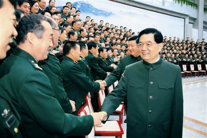 解放軍報(bào)圖片：10月27日，中共中央總書記、國(guó)家主席、中央軍委主席胡錦濤在北京會(huì)見(jiàn)國(guó)防大學(xué)第五次黨代表大會(huì)全體代表。中共中央政治局常委、國(guó)家副主席、中央軍委副主席習(xí)近平一同會(huì)見(jiàn)。本報(bào)記者 周朝榮攝