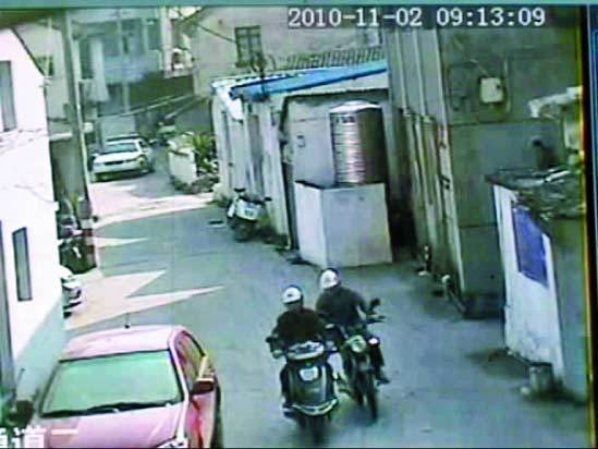 警車悄悄跟進(jìn)一條小巷。①小偷甲騎的贓車熄火 ②同伙騎摩托拉著跑。