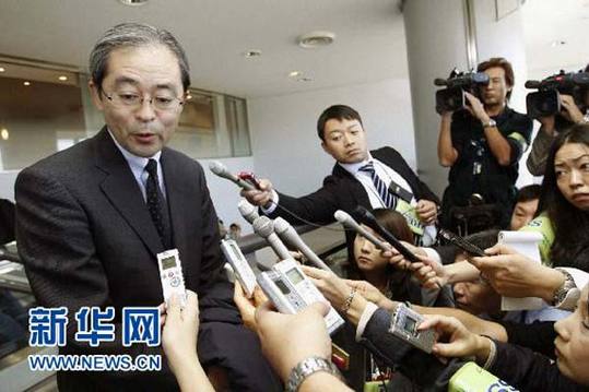  11月3日，日本駐俄羅斯大使河野雅治抵達(dá)日本成田機(jī)場后回答記者提問。當(dāng)日，暫時(shí)被召回的日本駐俄羅斯大使河野雅治抵達(dá)日本首都東京。 新華社/共同社