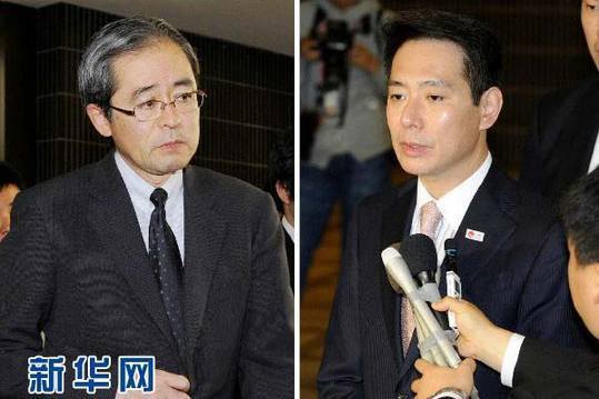 11月3日拍攝的拼版照片顯示：日本駐俄羅斯大使河野雅治在東京向日外相前原誠司匯報(bào)完后走出日本外務(wù)?。ㄗ螅┖腿毡就庀嗲霸\司接受記者采訪（右）。當(dāng)日，暫時(shí)被召回的日本駐俄羅斯大使河野雅治抵達(dá)日本首都東京，并向日外相前原誠司匯報(bào)此次俄總統(tǒng)視察爭議島嶼的相關(guān)情況。 新華社/共同社