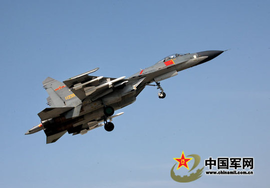殲擊機(jī)“殲11”梯隊(duì)。本網(wǎng)記者　喬天富　攝