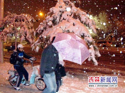 行人在雪中艱難行進(jìn)。（來源：吉林新聞網(wǎng)張猛攝） 