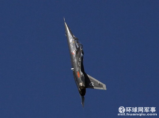 中航工業(yè)L-15“獵鷹”06號機飛上珠海藍(lán)天，進(jìn)行了首次航展前的演練。攝影：郝珺石