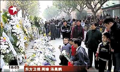 昨日，上海市群眾自發(fā)前往火災(zāi)現(xiàn)場悼念遇難者。東方衛(wèi)視截圖