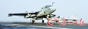 美國海軍EA-6B“徘徊者”電子攻擊機(jī)降落在“華盛頓”號航母甲板上。
