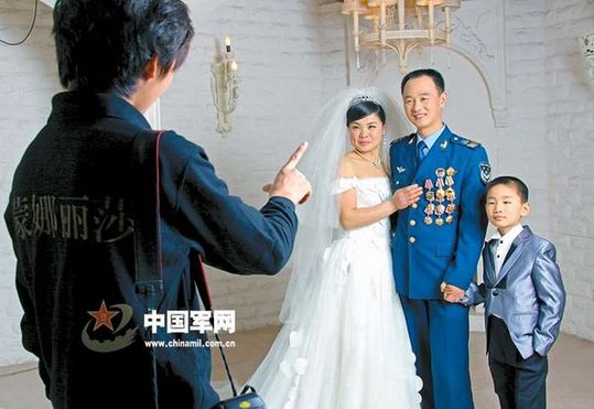 三級軍士長竇樹軍一心撲在戰(zhàn)鷹維修上，結(jié)婚11年未能兌現(xiàn)妻子拍張婚紗照的愿望，空軍機關(guān)借“空軍十大杰出青年”頒獎之機，特意將功臣一家接到北京為他們圓夢