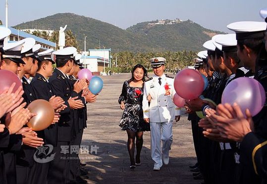 官兵夾道歡迎新人。